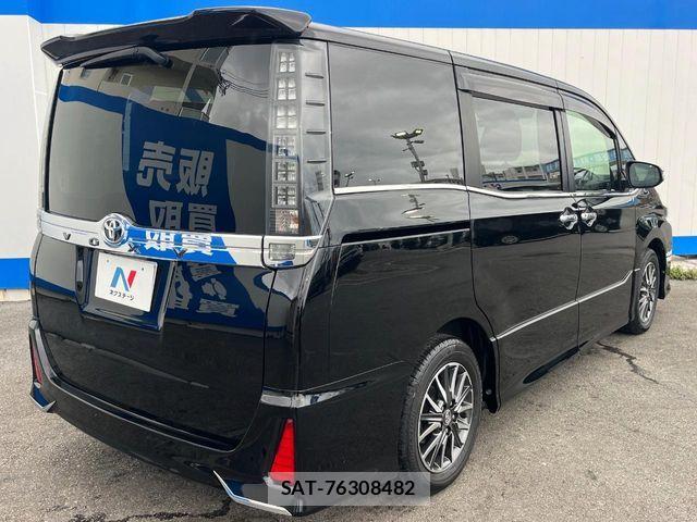 Toyota VOXY 2016-11 7503608-18