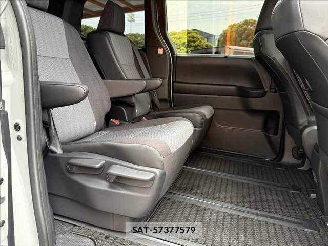 Toyota VOXY 2025-10 7503566-17