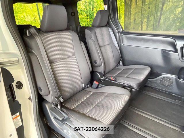 Toyota VOXY 2017-08 7503602-8