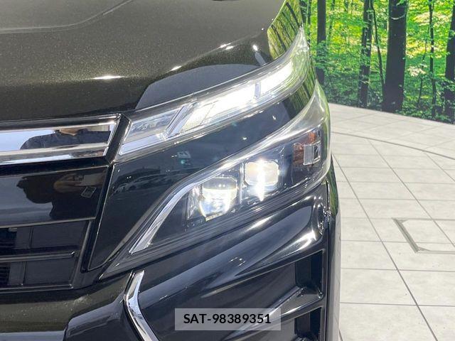 Toyota VOXY 2018-03 7503609-13