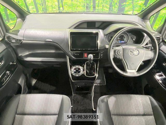 Toyota VOXY 2018-03 7503609-1