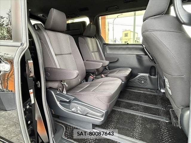 Toyota VOXY 2018-12 7503599-18