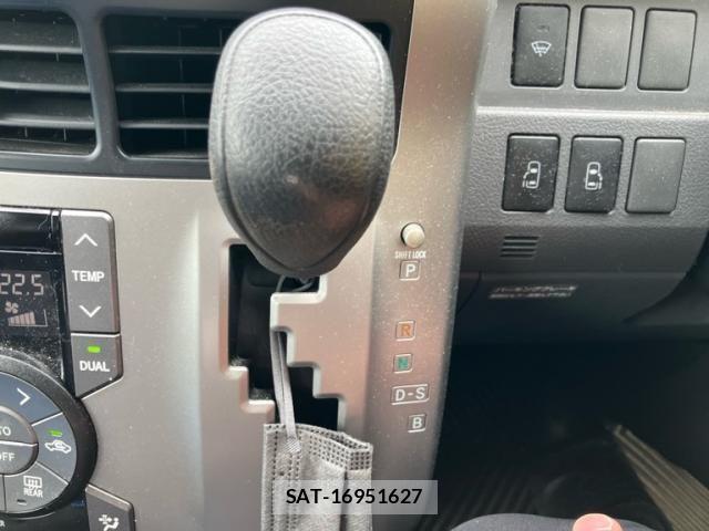 Toyota VOXY 2009-11 7503647-14