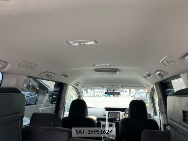 Toyota VOXY 2009-11 7503647-17