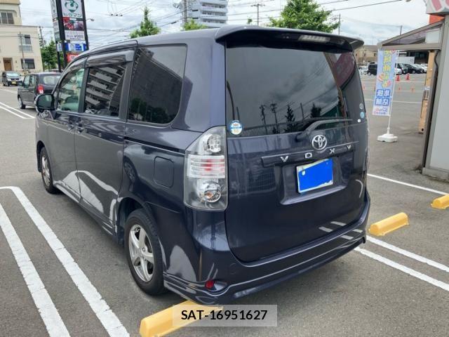 Toyota VOXY 2009-11 7503647-1