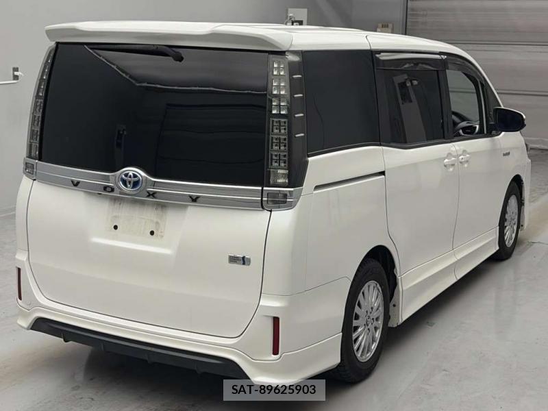 Toyota VOXY 2014-10 7497287-1