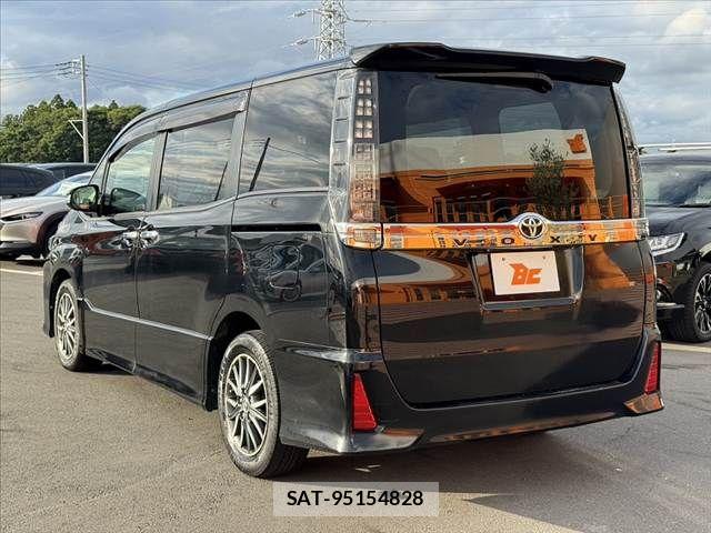 Toyota VOXY 2014-02 7510407-12