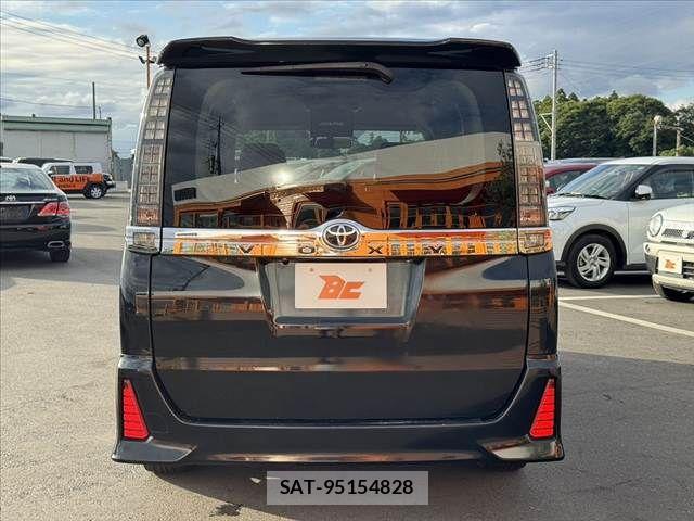 Toyota VOXY 2014-02 7510407-13