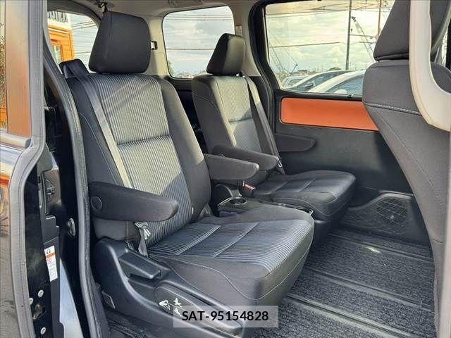 Toyota VOXY 2014-02 7510407-19
