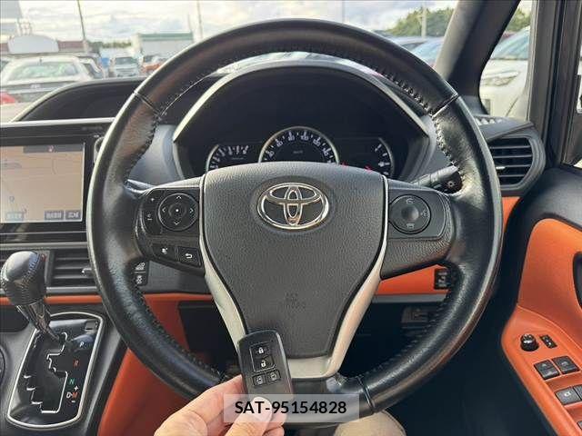 Toyota VOXY 2014-02 7510407-6
