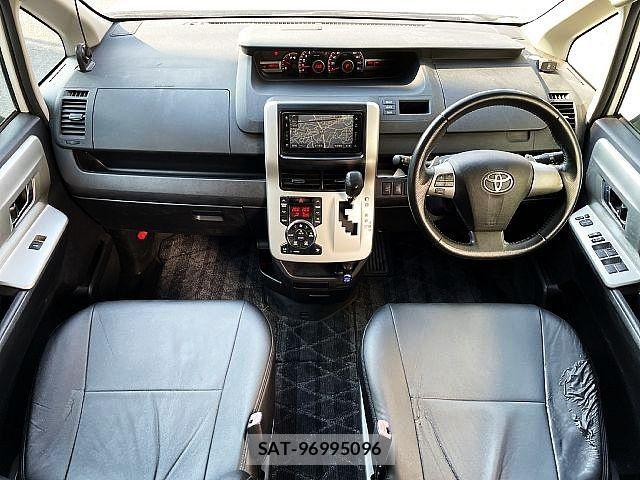 Toyota VOXY 2011-05 7503638-1