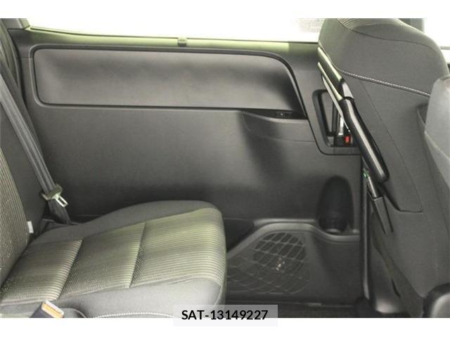 Toyota VOXY 2018-09 7510402-29
