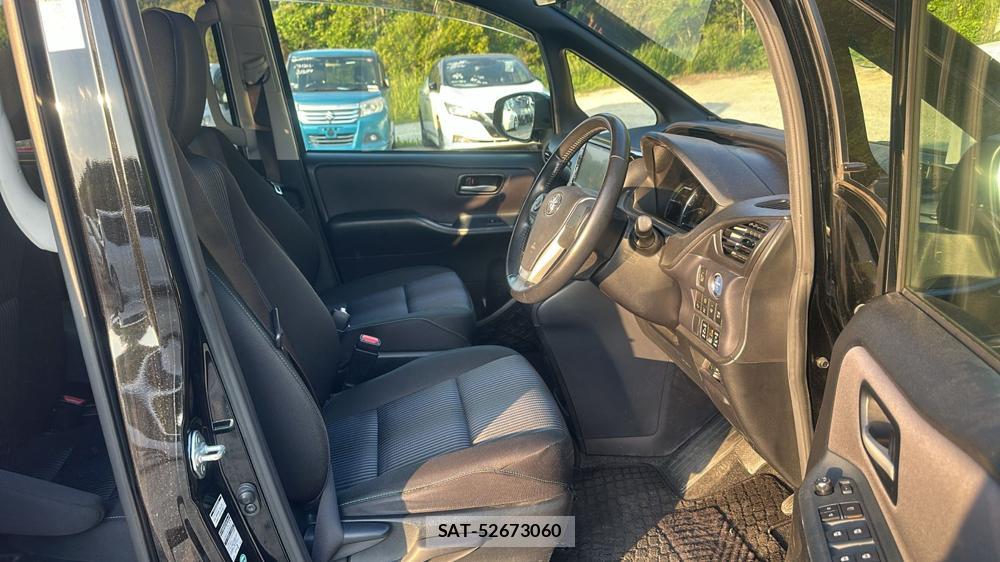 Toyota VOXY 2016 6920678-11