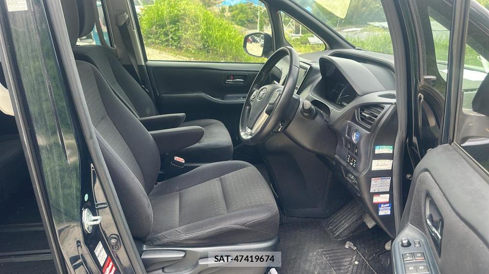Toyota VOXY 2015 6920686-11