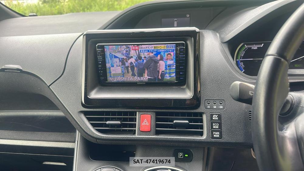 Toyota VOXY 2015 6920686-17