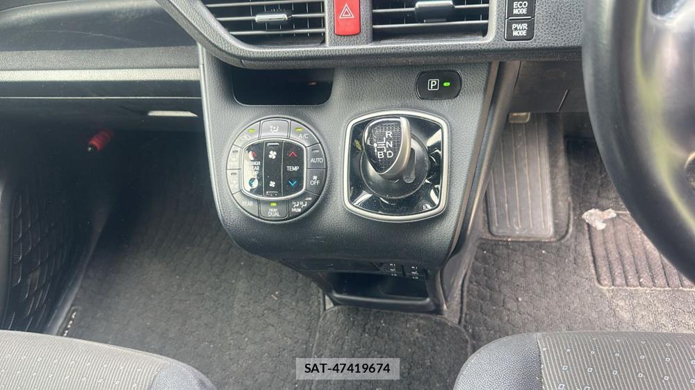 Toyota VOXY 2015 6920686-18
