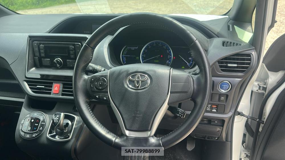 Toyota VOXY 2015 6788183-13