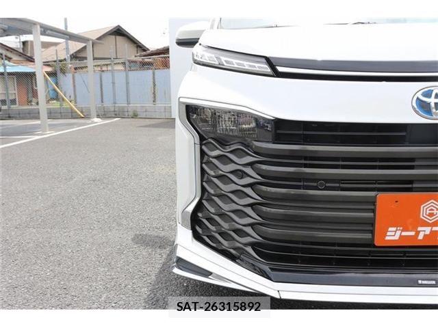 Toyota VOXY 2022-04 7563047-11
