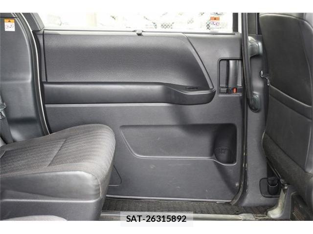 Toyota VOXY 2022-04 7563047-24