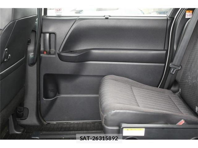 Toyota VOXY 2022-04 7563047-29