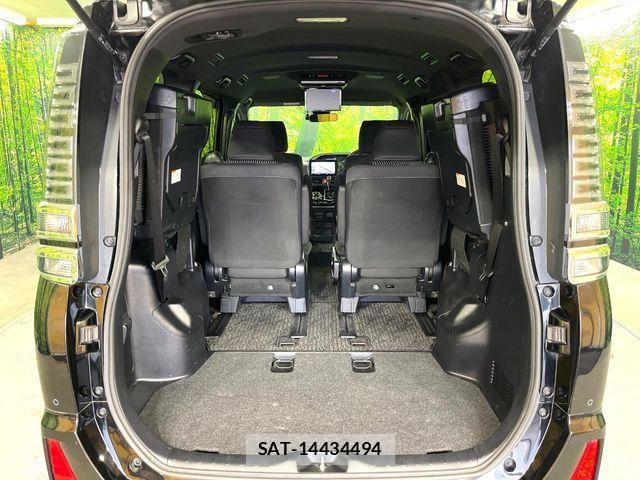 Toyota VOXY 2019-04 7563051-10