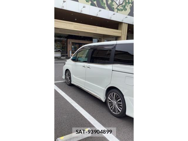 Toyota VOXY 2014-04 7563062-2