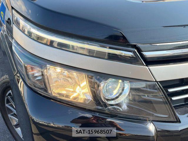 Toyota VOXY 2017-05 7563054-11