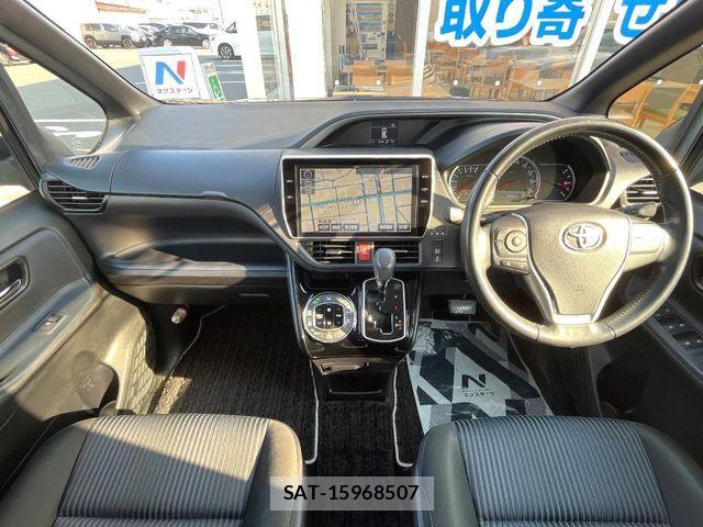 Toyota VOXY 2017-05 7563054-1