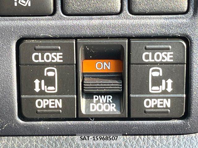 Toyota VOXY 2017-05 7563054-5
