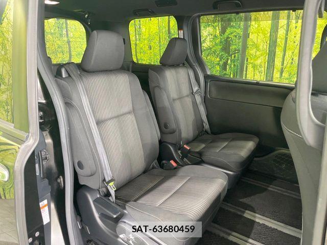 Toyota VOXY 2018-01 7563052-8