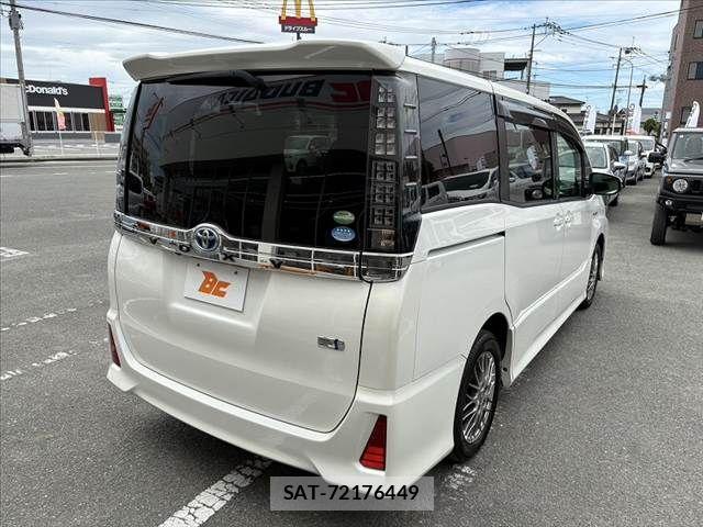 Toyota VOXY 2016-05 7563053-12