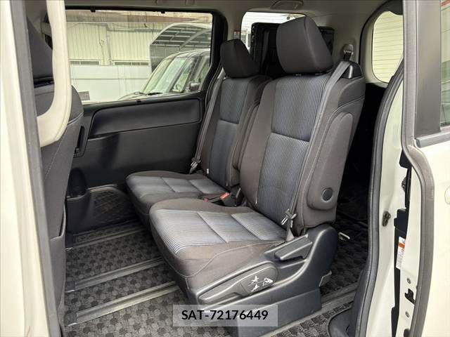 Toyota VOXY 2016-05 7563053-17