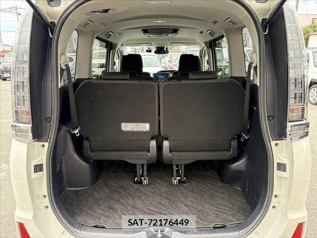 Toyota VOXY 2016-05 7563053-21
