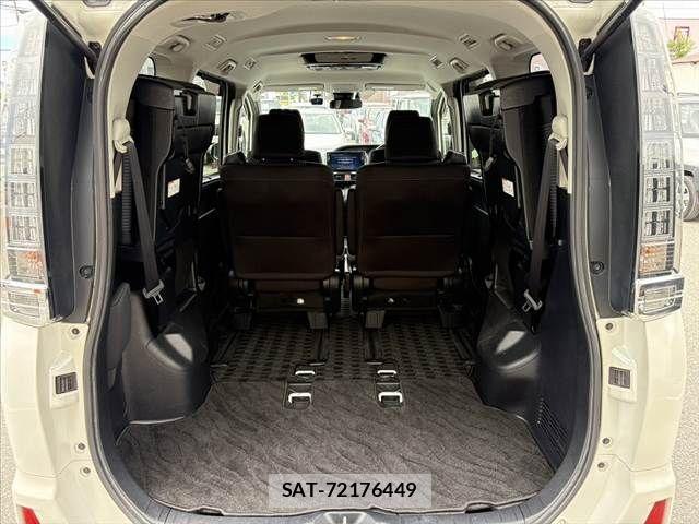 Toyota VOXY 2016-05 7563053-22