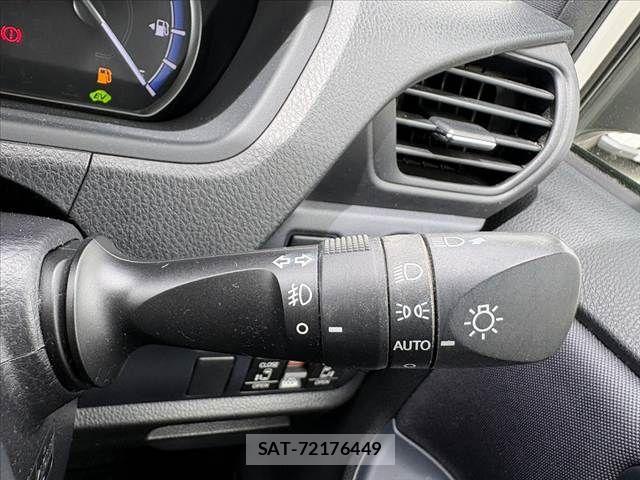 Toyota VOXY 2016-05 7563053-24