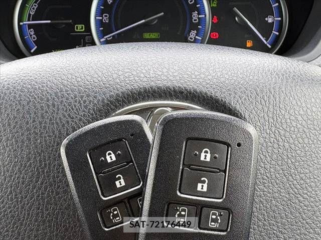 Toyota VOXY 2016-05 7563053-28