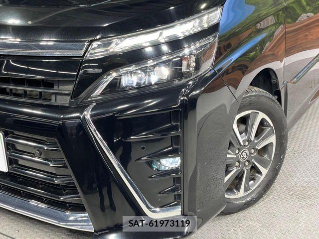 Toyota VOXY 2021-02 7563048-11