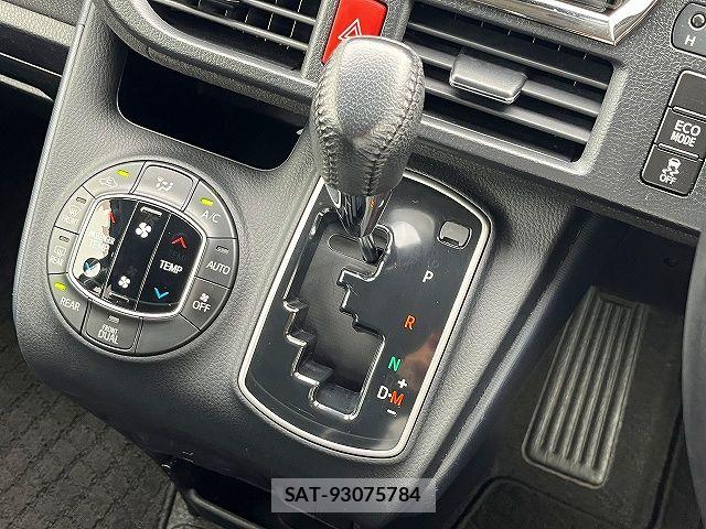 Toyota VOXY 2015-02 7563059-19