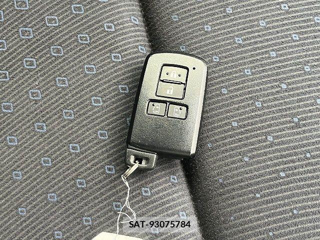 Toyota VOXY 2015-02 7563059-25