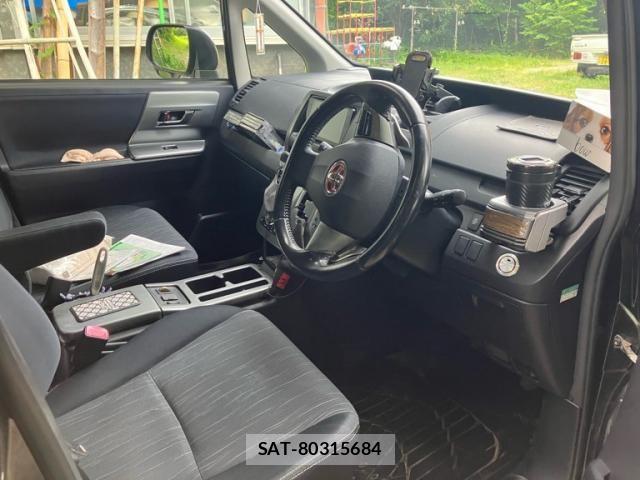 Toyota VOXY 2011-11 7563065-11