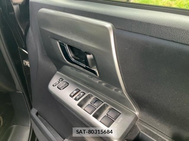 Toyota VOXY 2011-11 7563065-12