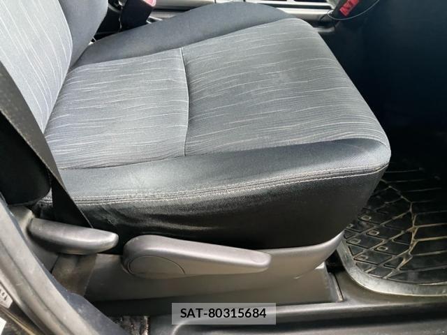 Toyota VOXY 2011-11 7563065-13