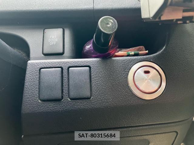 Toyota VOXY 2011-11 7563065-15