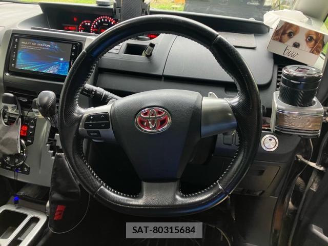 Toyota VOXY 2011-11 7563065-16