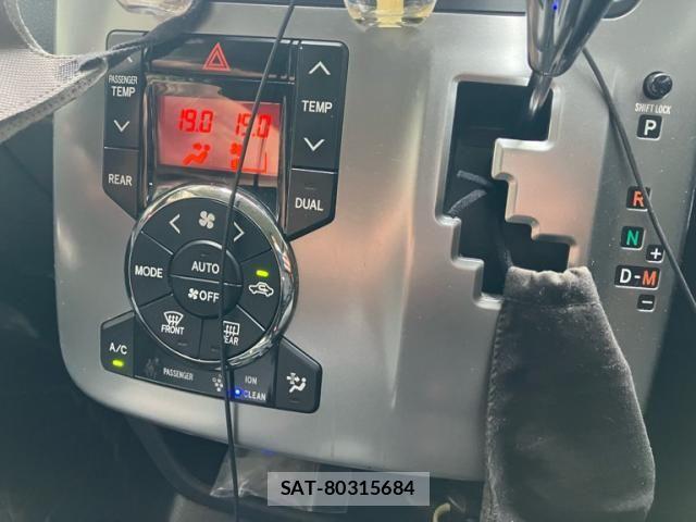 Toyota VOXY 2011-11 7563065-19
