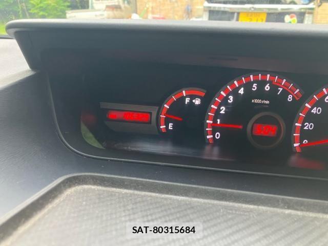 Toyota VOXY 2011-11 7563065-20