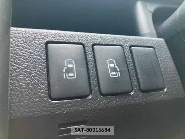 Toyota VOXY 2011-11 7563065-21