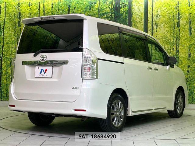 Toyota VOXY 2013-06 7563064-16