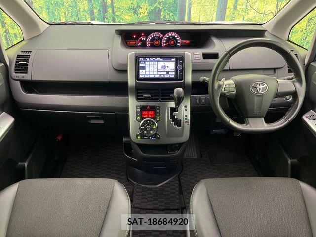 Toyota VOXY 2013-06 7563064-1