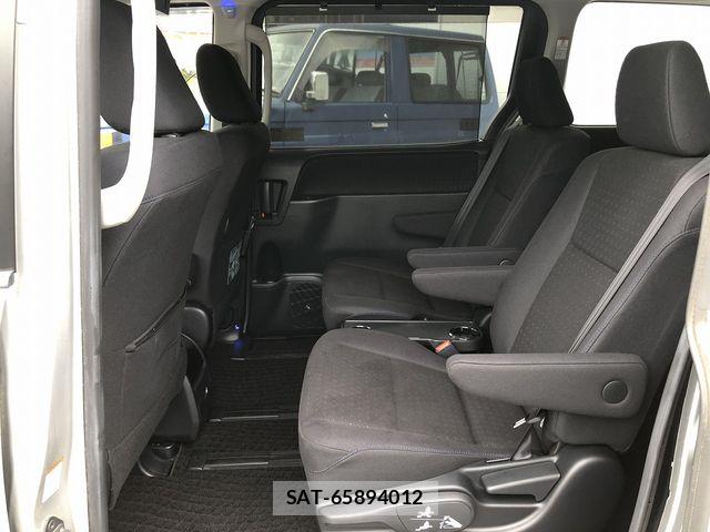 Toyota VOXY 2015-08 7563055-20